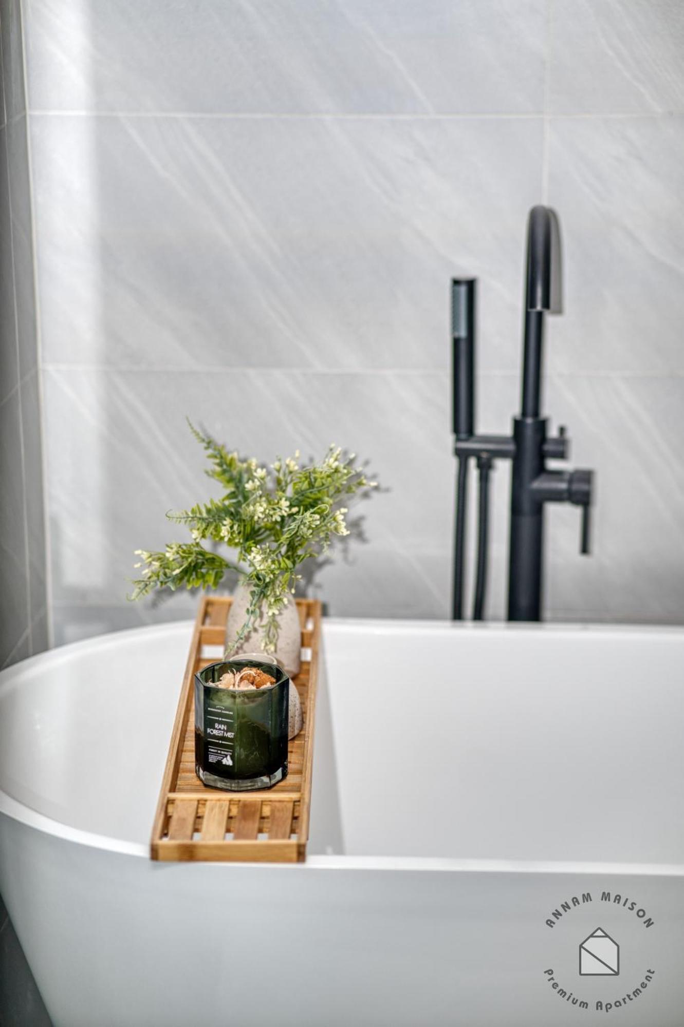 Annamwestlake - Modern - Lakeview -